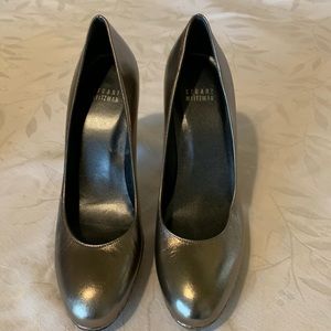 Stuart Weitzman pewter metallic pumps.